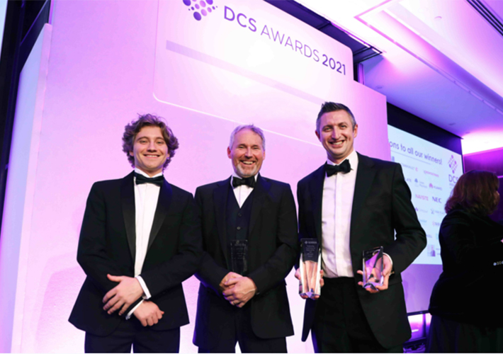 foto noticia Schneider Electric recibe el premio “Outstanding Contribution to Sustainability and Efficiency” en los DCS Awards 2021.